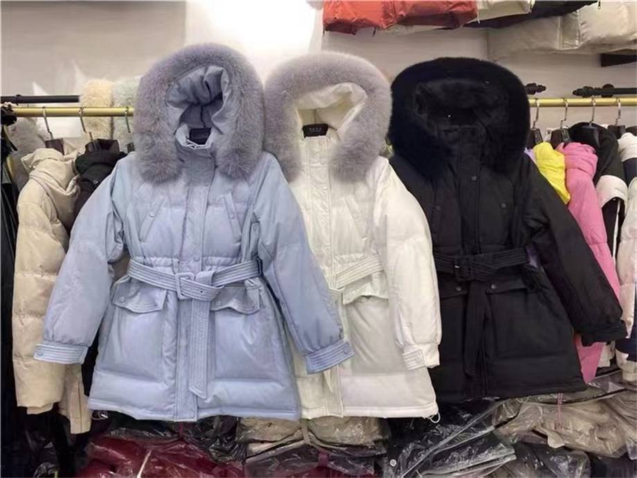 安徽六安尾货订单羽绒服女式加厚包芯纱毛衣女北京批发市场服装