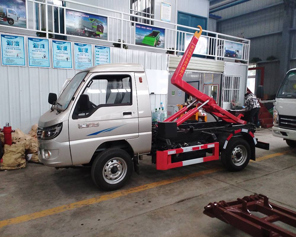 勾臂垃圾车