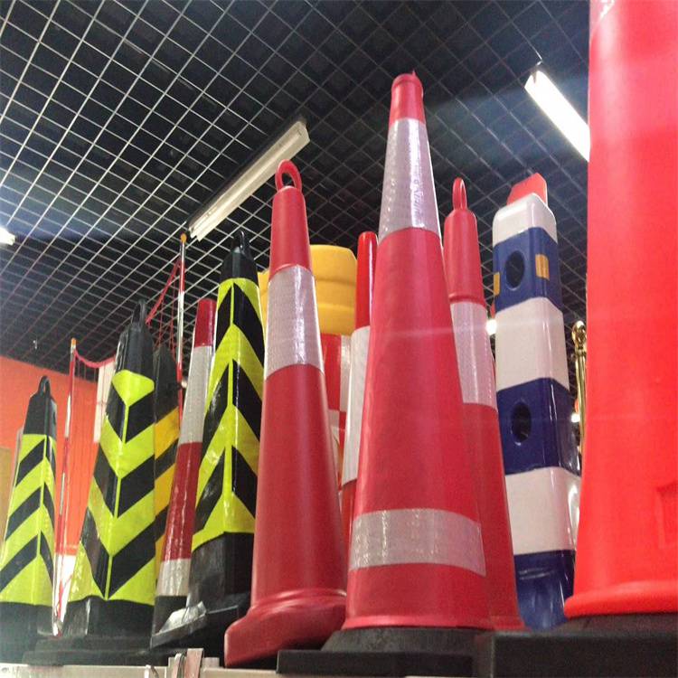 反光路锥塑料方锥桶停车桩锥形筒路障隔离墩雪糕桶交通警示柱