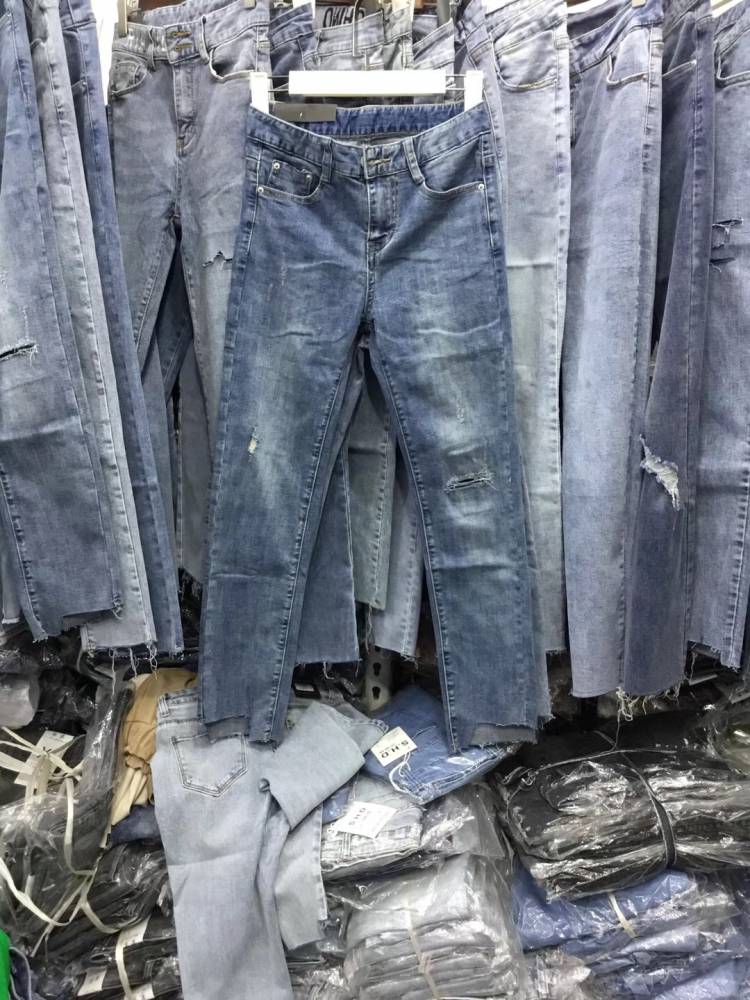 牛仔裤,童装2-10元批发,中老年,男装等,更多的新款加 微