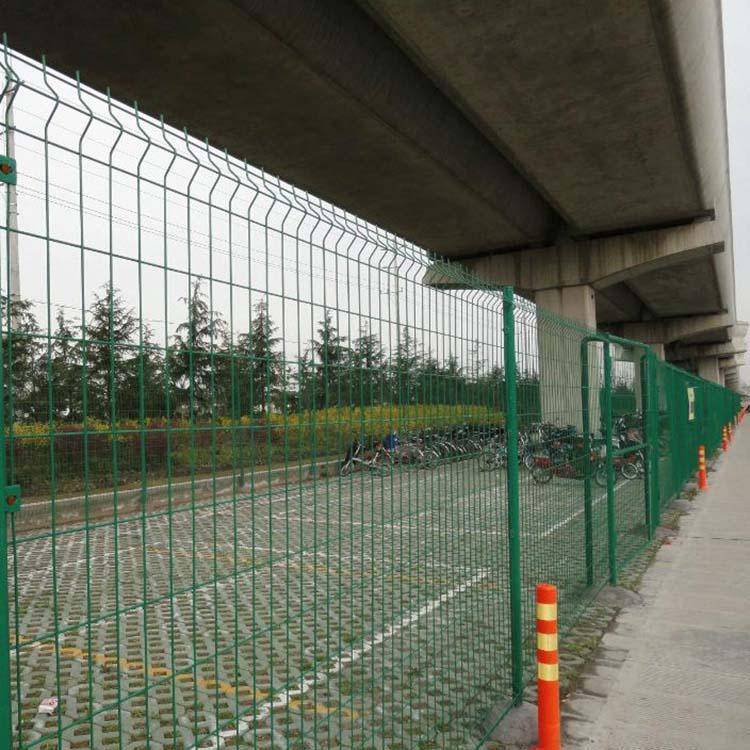 高速公路护栏网批发 可定制加工 公路护栏网围栏定制生产 万泰