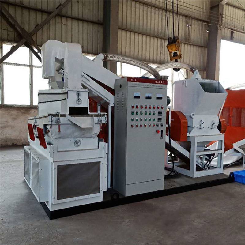 拍 图废旧电线经过专用破碎机的破碎,在同孔位筛网下产生的塑料粒和铜