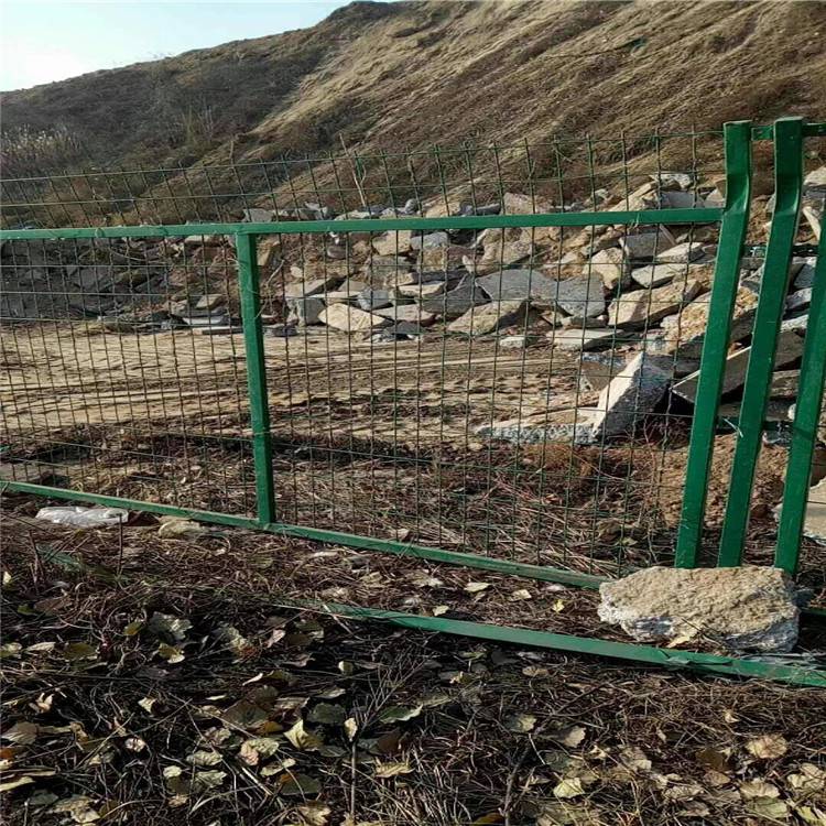 高速公路护栏网批发 可定制加工 公路护栏网围栏定制生产 万泰