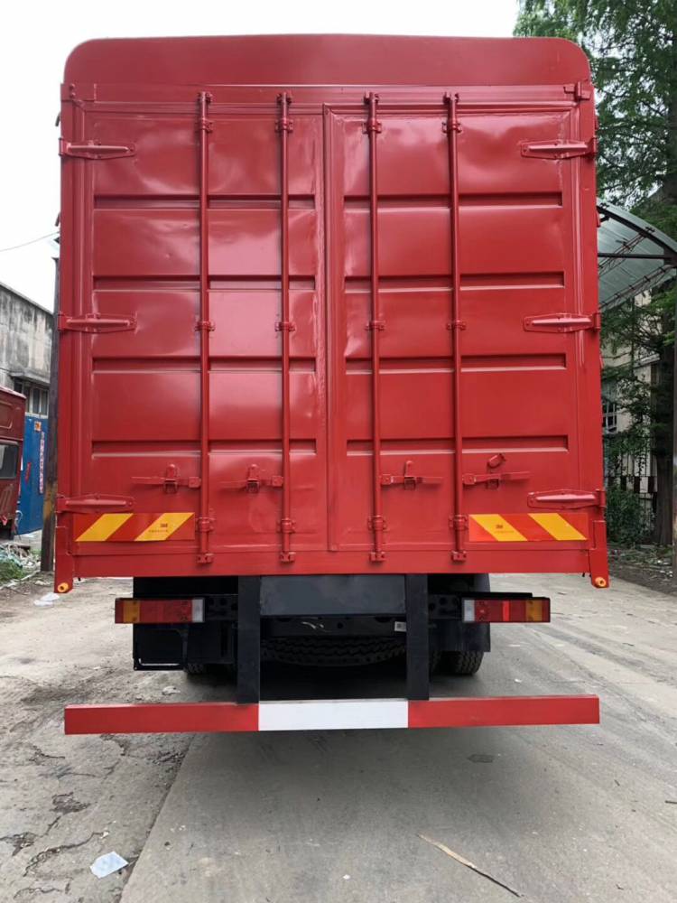 四川乐山市9米6高栏车分期付款天龙驾驶室9米6货车