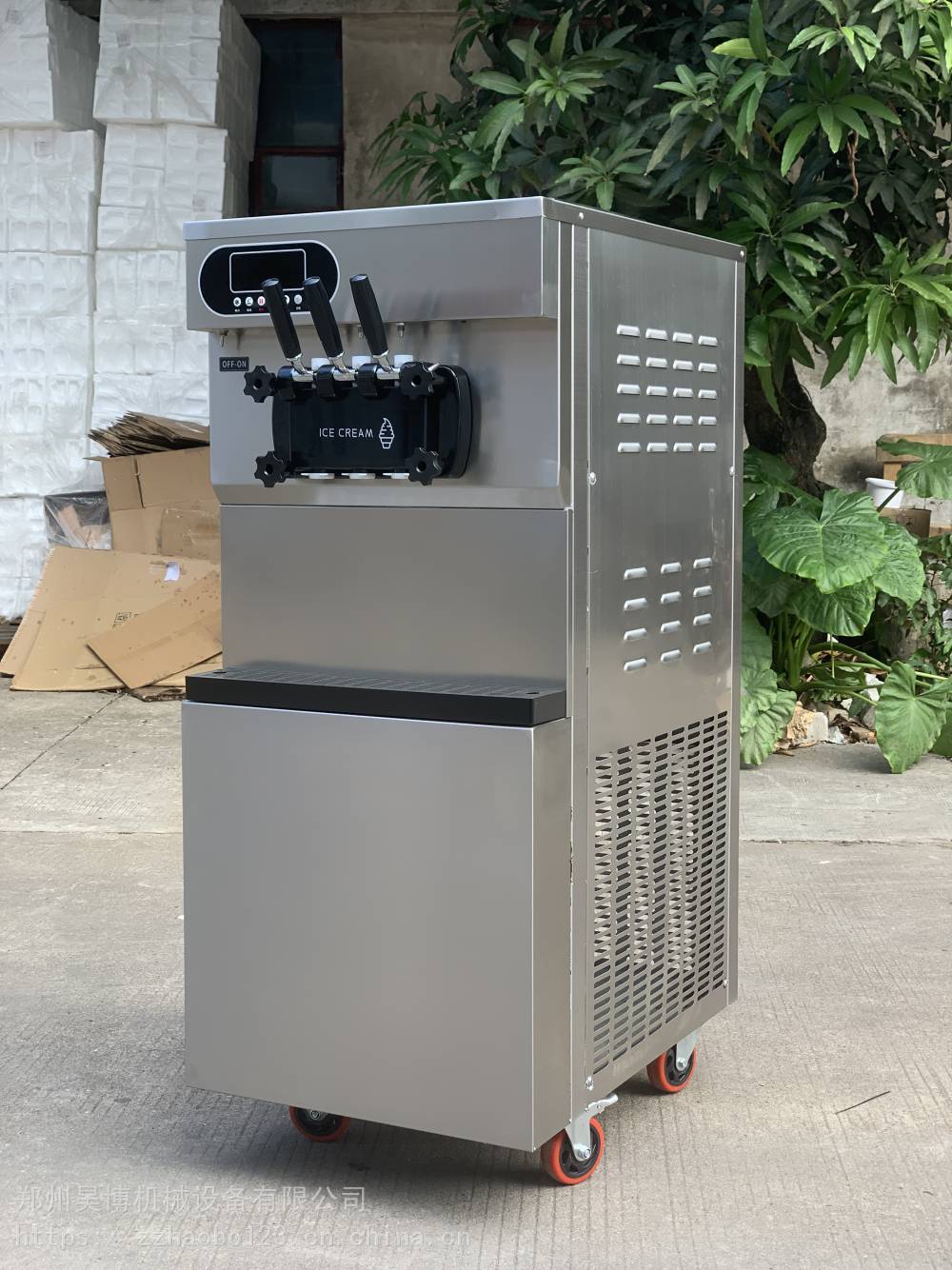 连云港星语奶茶店冰淇淋机批发立式三头奶浆冰激凌机价位