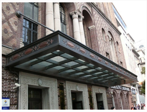 东方五星办公楼玻璃门头雨棚安装厂家