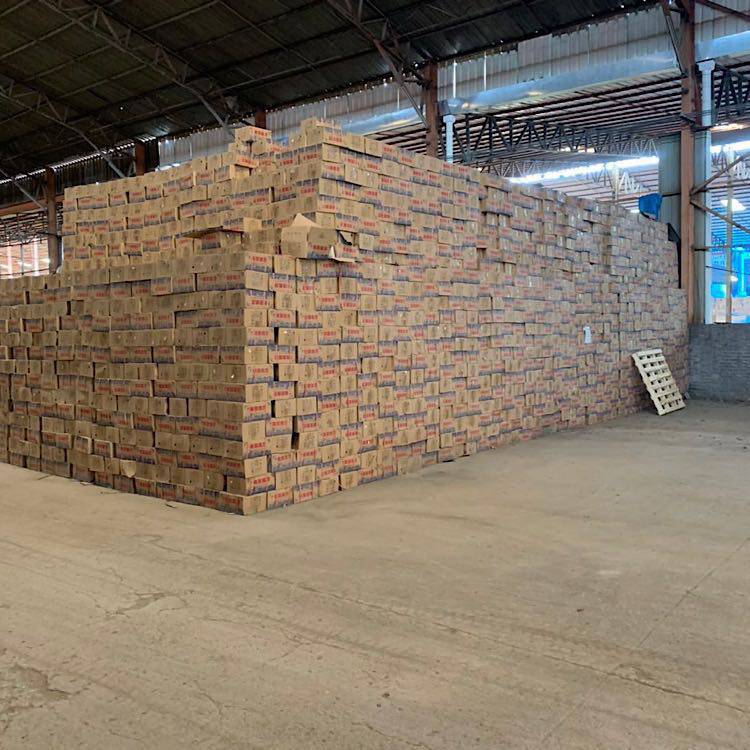 主要生产广场砖,楼顶砖,屋面砖,屋顶砖,超市砖 盲道砖,全瓷屋面砖