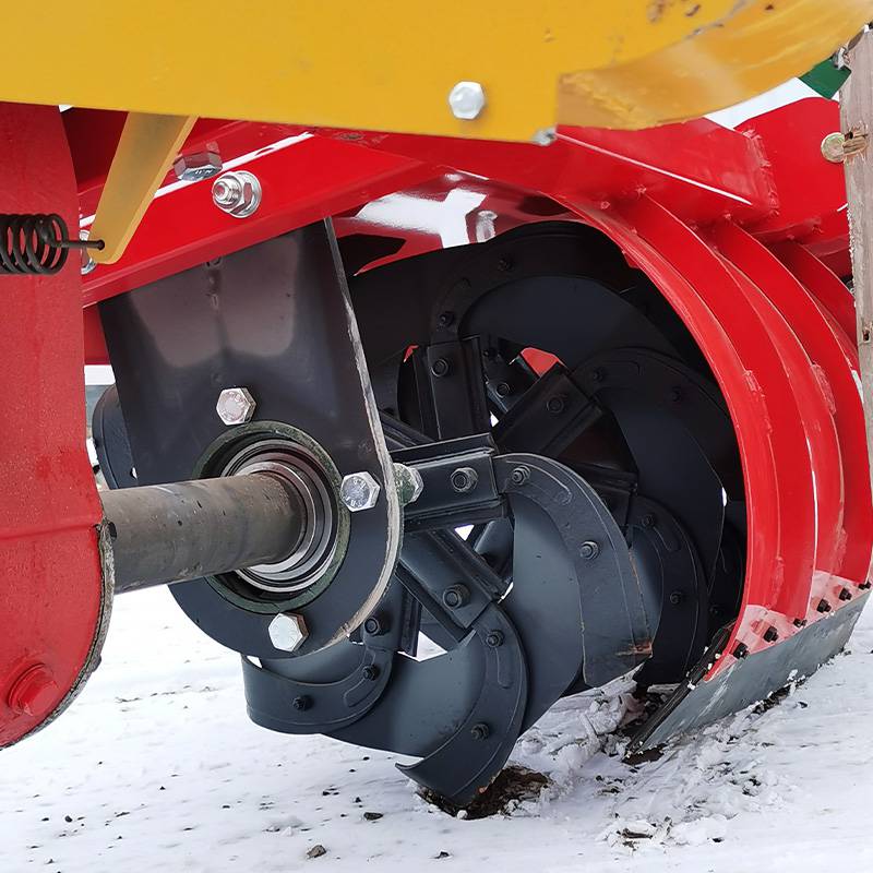 利用该筑埂机,实现对农田土壤的起土,压实,构筑田埂,结构简单,成本