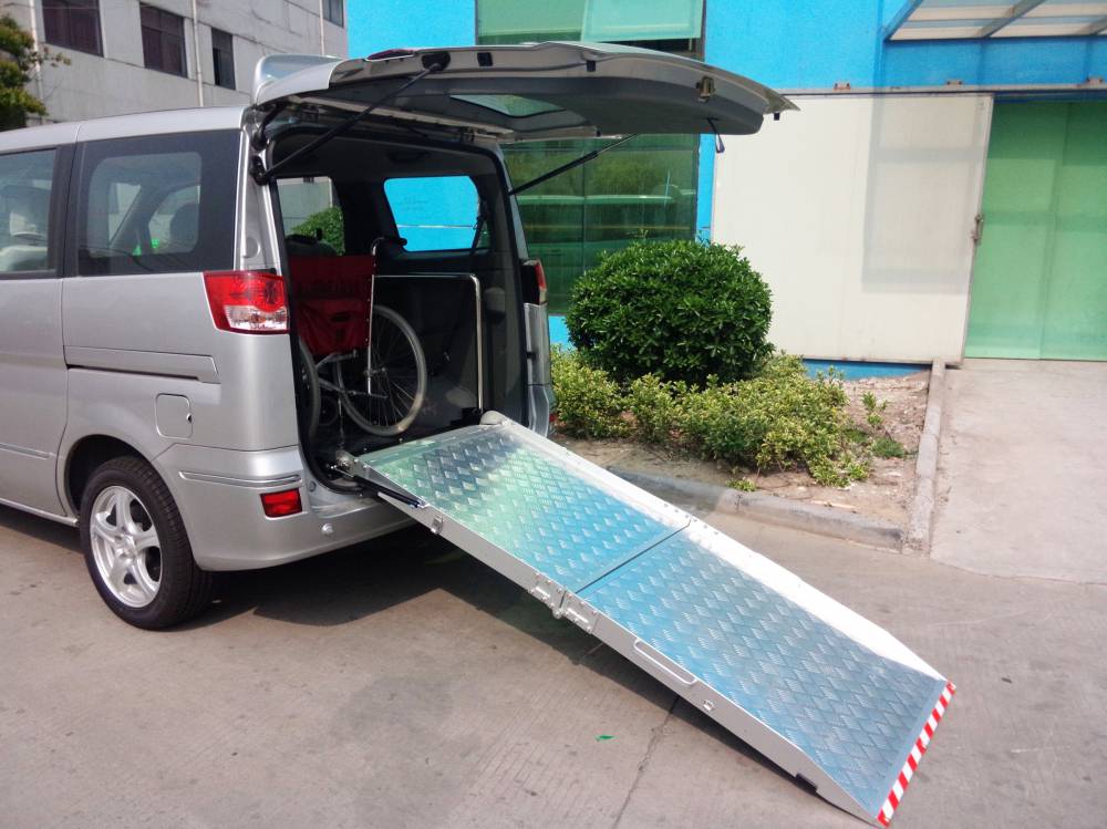 商务车面包车尾门残疾人轮椅上车手动折叠斜坡板