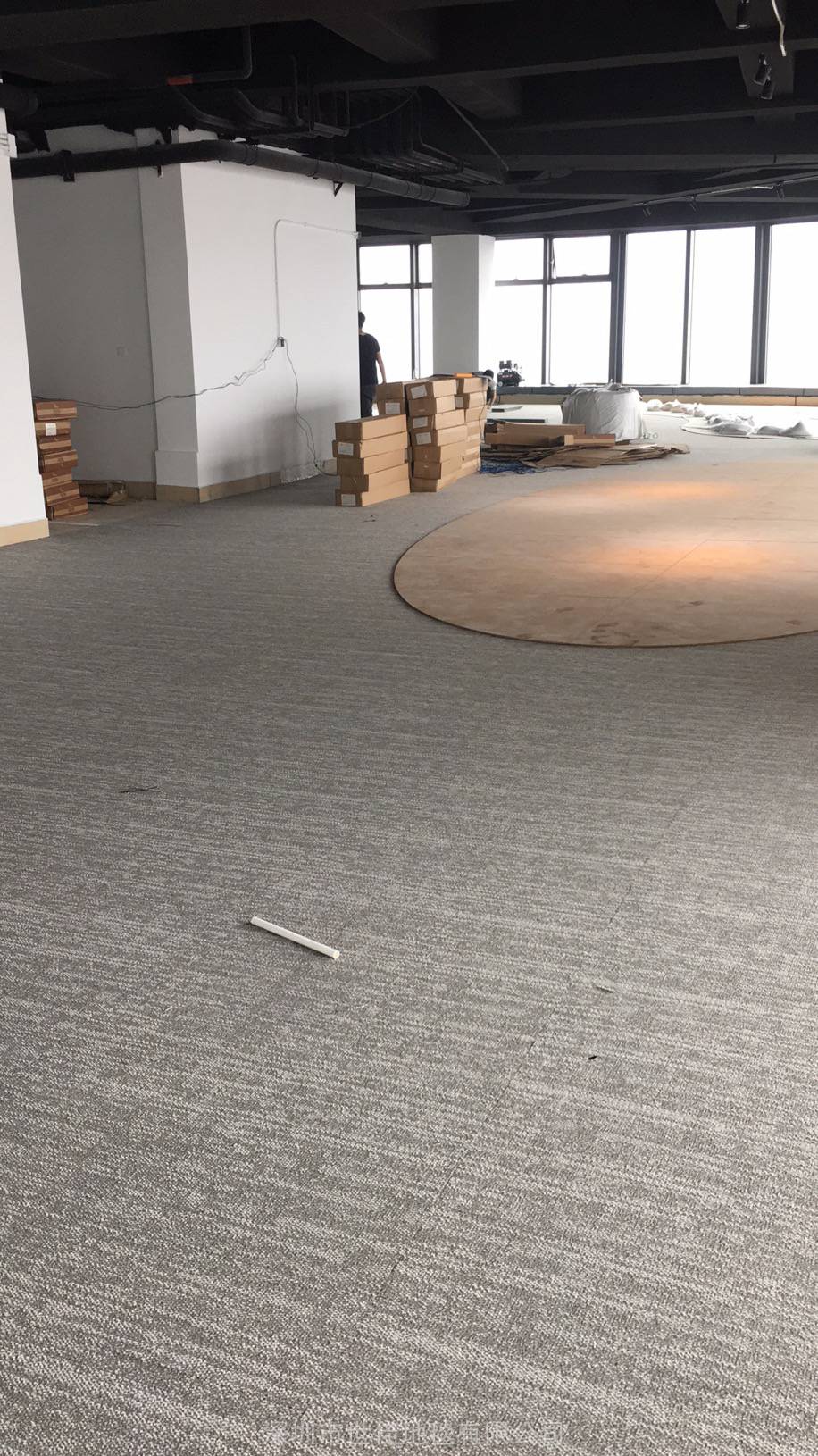 办公地毯写字楼方块地毯师傅安装图片