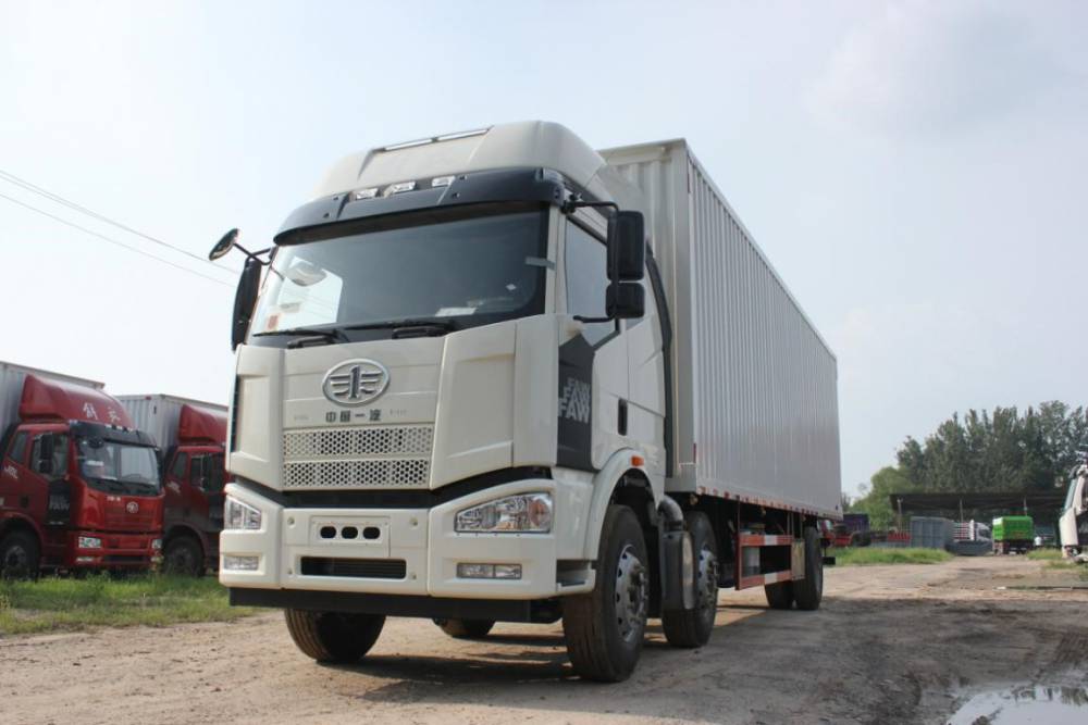 北京一汽解放前四后四厢式运输车