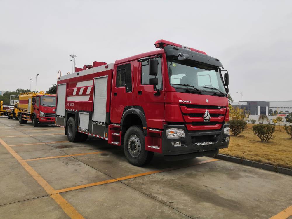 【重汽豪沃单桥泡沫消防车 10方水罐消防车 联合救援消防车】图片