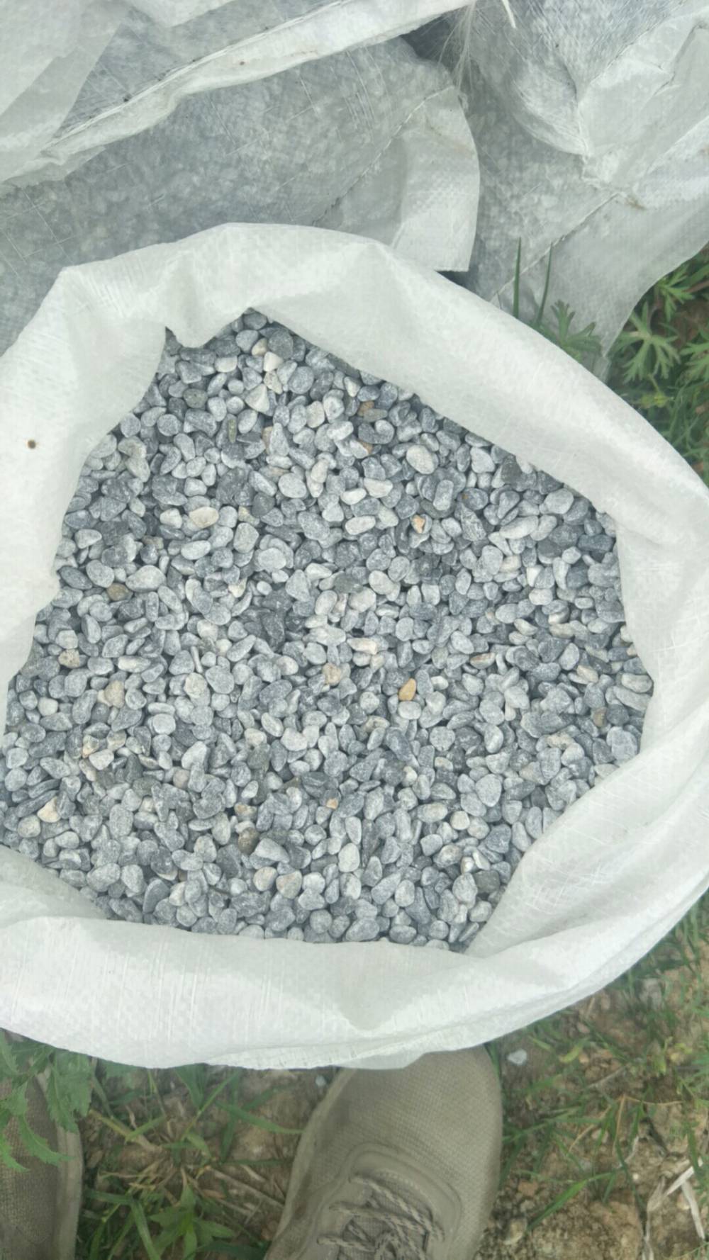 均匀铺开;4.对结块的石子要捣匀;5.填满;6.用木尺均匀地刮平表面;7.