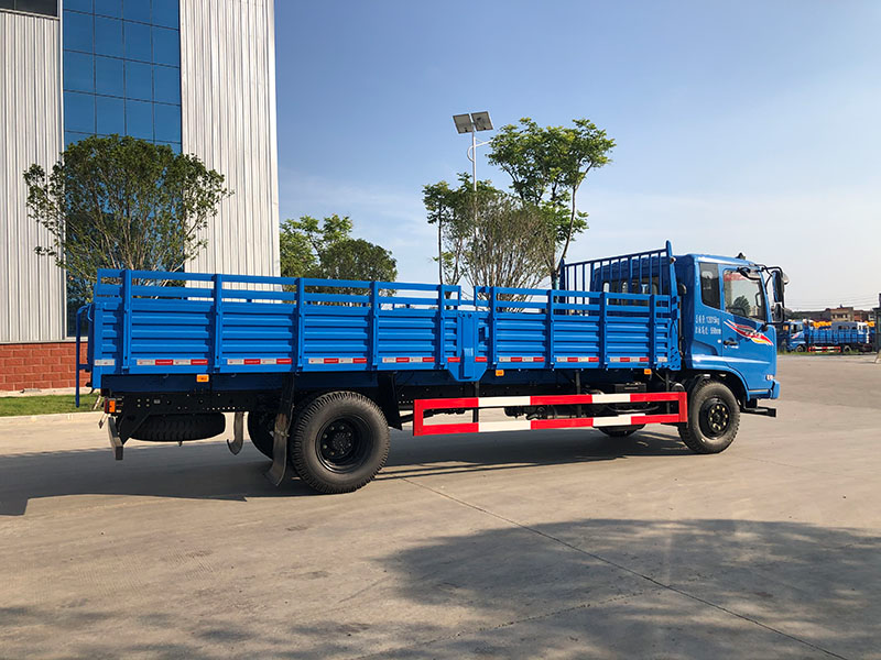 东风天锦蓝色ks九米b2平头大货教练车