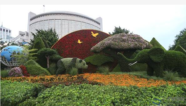 四川南充吉他造型花雕成都绿雕厂雕塑艺术作品