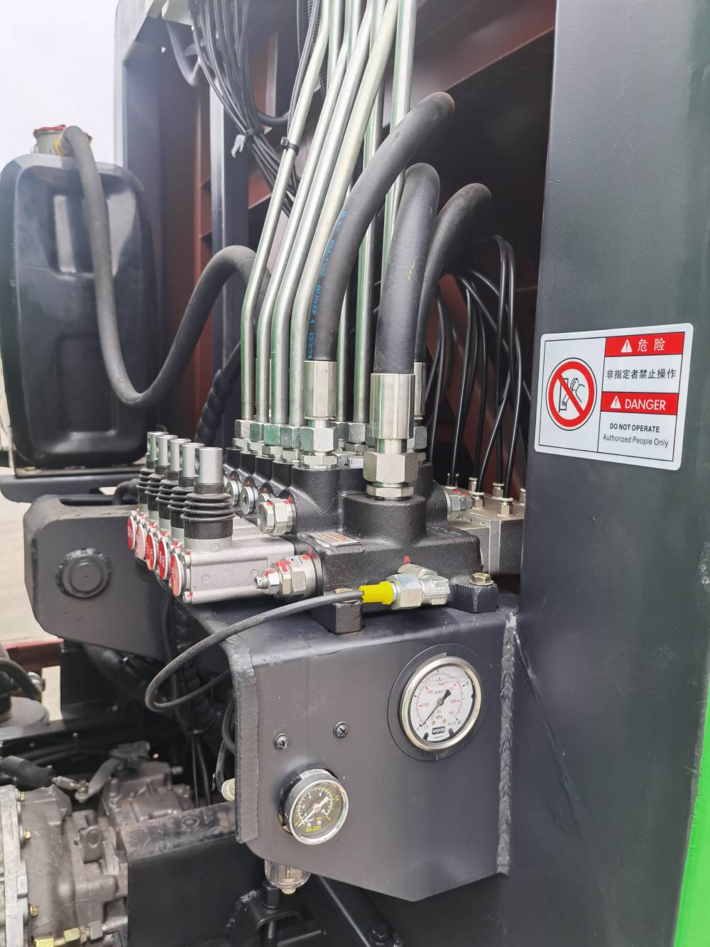 如控制器,多路换向阀组,按钮,油缸密封件等,提高了垃圾车的使用可靠性