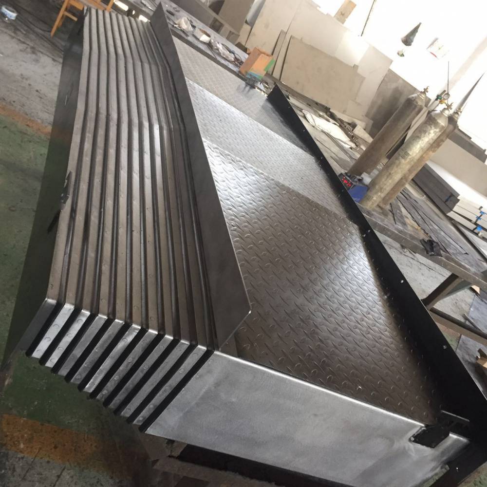 在这一领域里钢制伸缩式导轨防护罩被***的应用,对防止切屑及其它尖锐