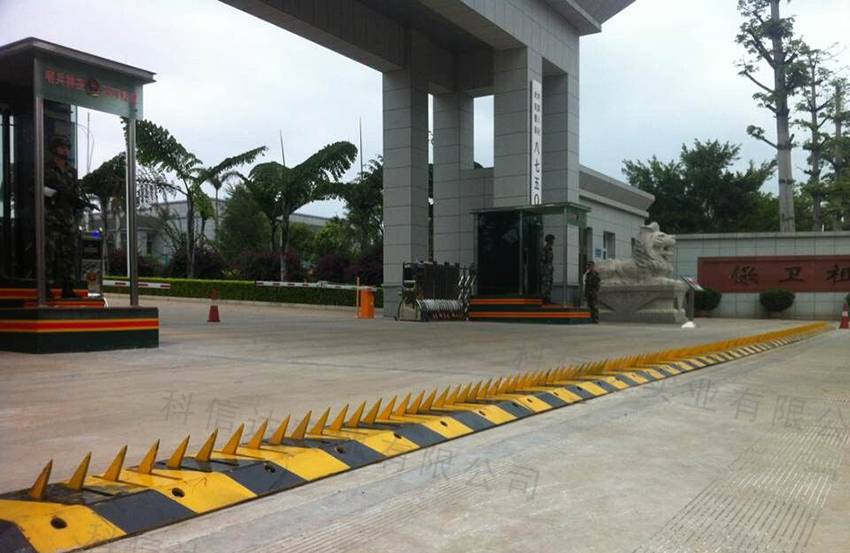 破胎器路障批发小区破胎器检查站收费站倒刺路障加油站减速带式阻车钉