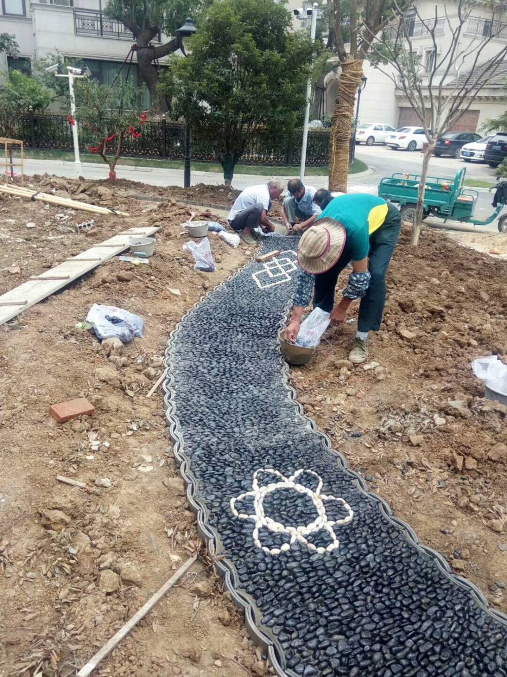 供应景观道路雨花石施工方法园林小路鹅卵石景观照片