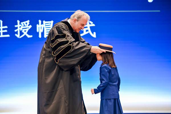 授帽仪式哈罗硬草帽是建校于1572年的英国哈罗公学***的校服组成部分