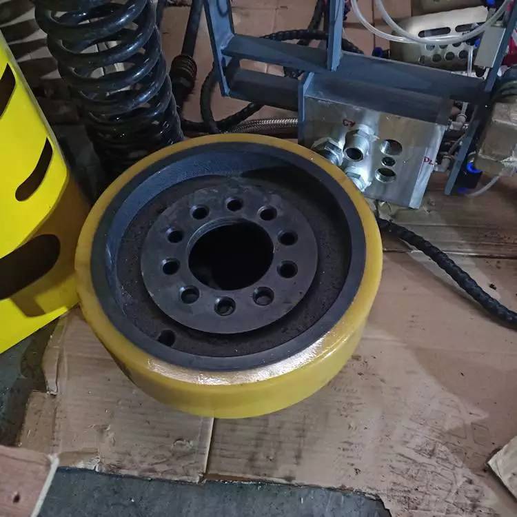 中隧矿用单轨吊驱动轮35595包胶轮回弹性好单轨吊承载轮