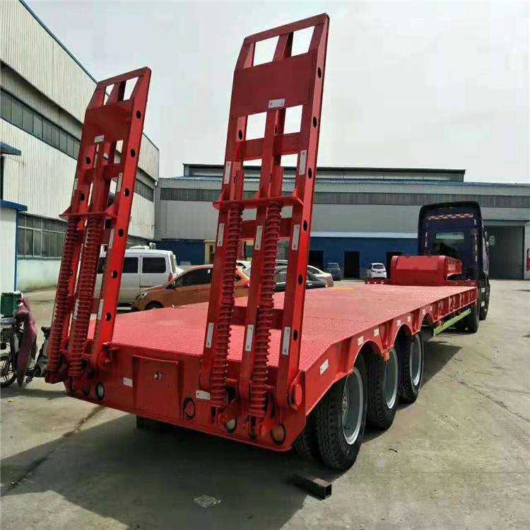三线六轴半挂车载重80吨低平板半挂车