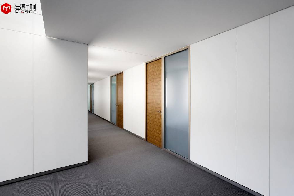 材质:15mm厚复合金属板(喷涂/木纹)系统龙骨:采用镀锌钢板冷轧成型