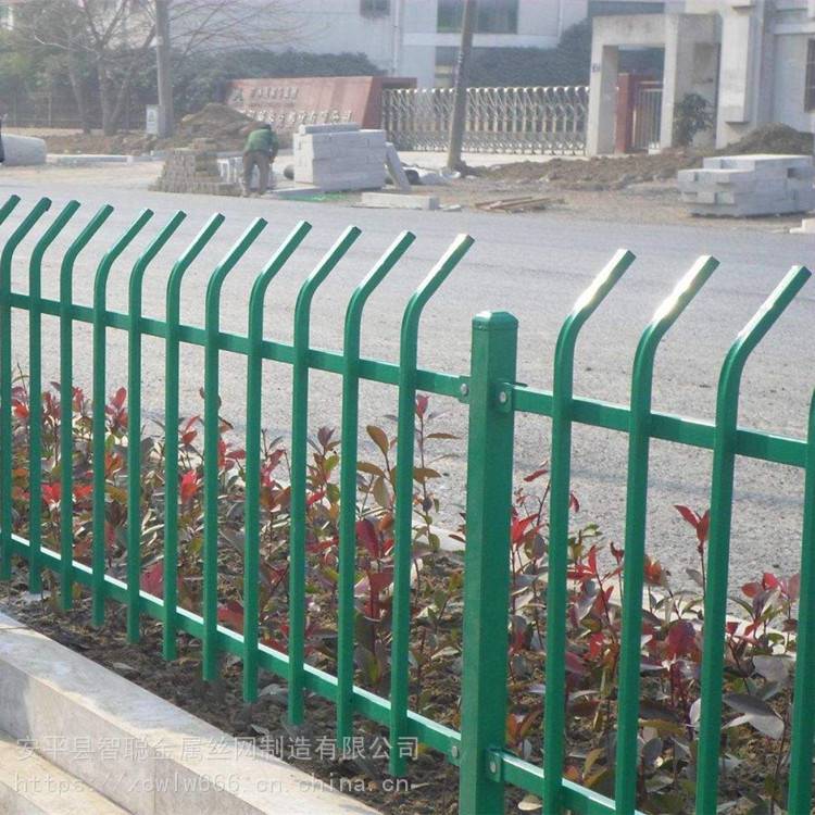 锌钢折弯草坪护栏厂 花坛围栏 户外绿化带草坪围栏厂