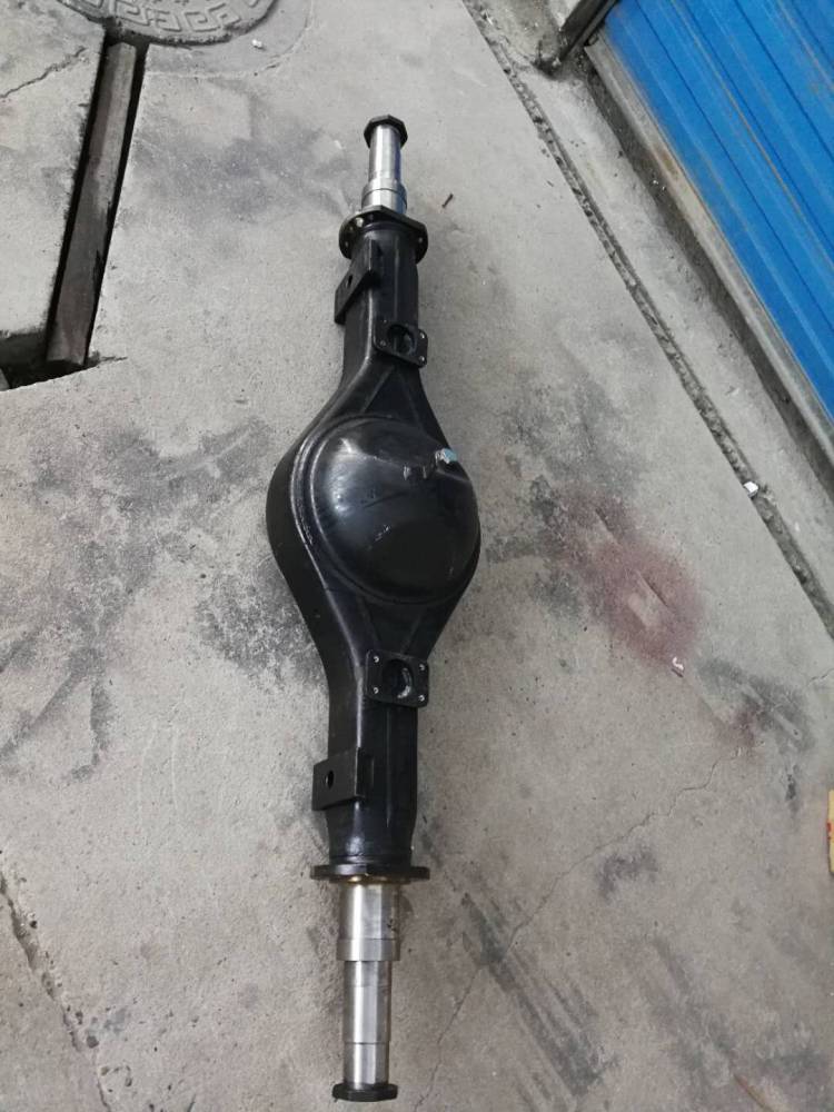 东风多利卡后桥半轴套管