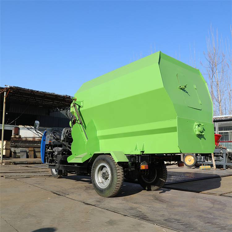 养牛场饲喂设备饲料撒料车全自动日粮投料机干湿青储料喂料车