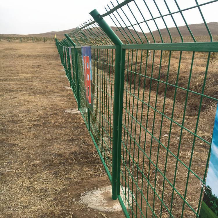 首页 汽车配件 交通安全设备 护栏网 河流沿河堤隔离网安装河道两侧