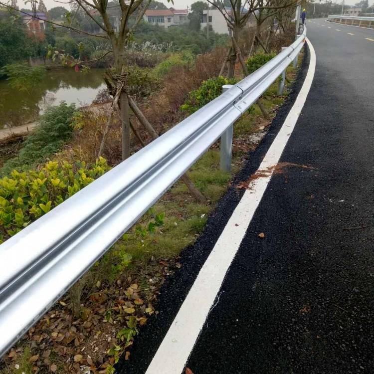 两波护栏图片】湘潭喷塑三波护栏板报价 路宏交通 两波护栏图片大全