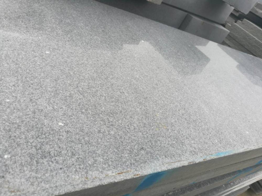 湖北罗田地皇石材有限公司,是花岗岩芝麻灰原产地企业,公司拥有5座***