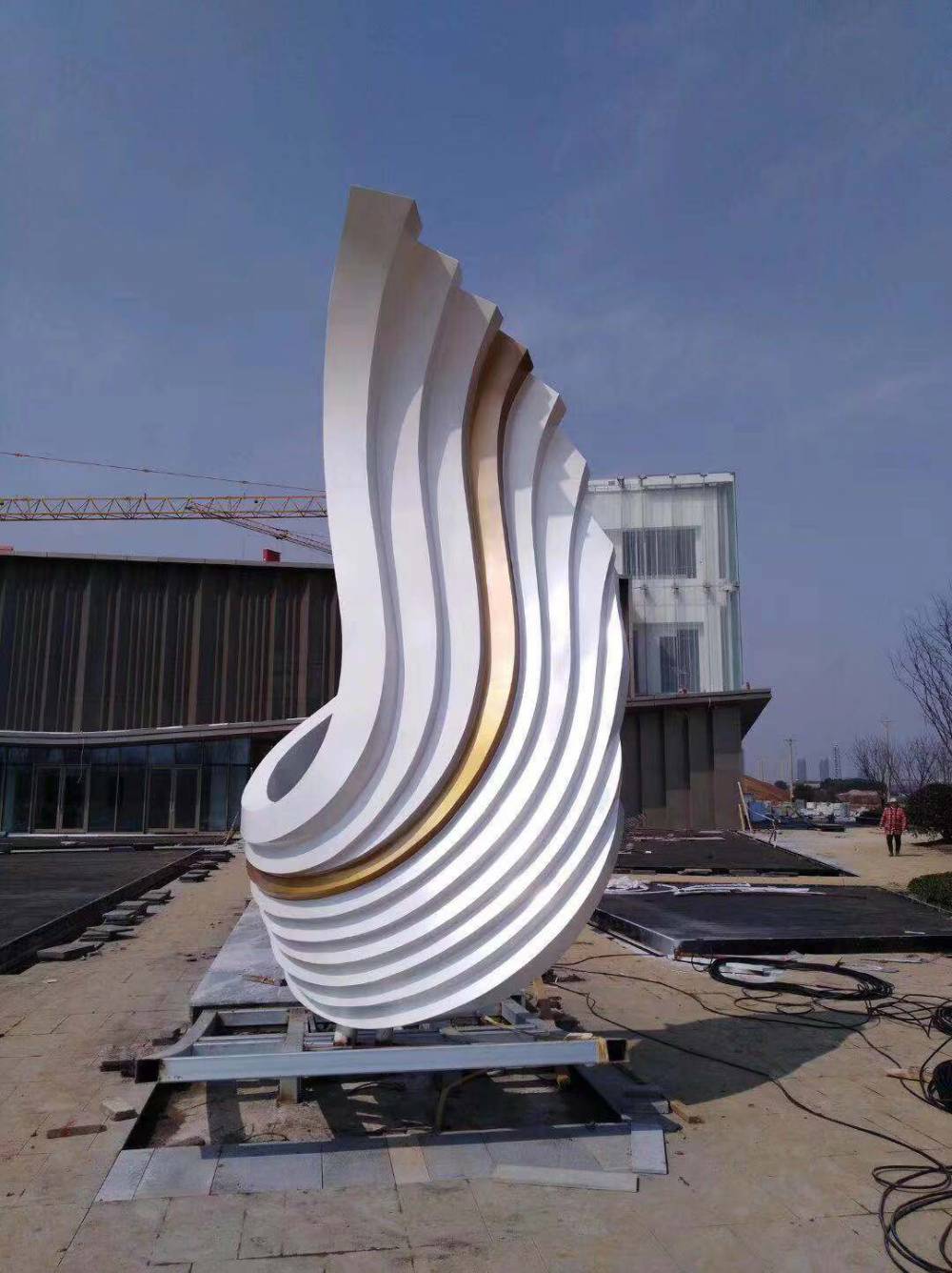 定制室外景观不锈钢异形美陈标识指示牌异形双曲面不锈钢造型景观雕塑