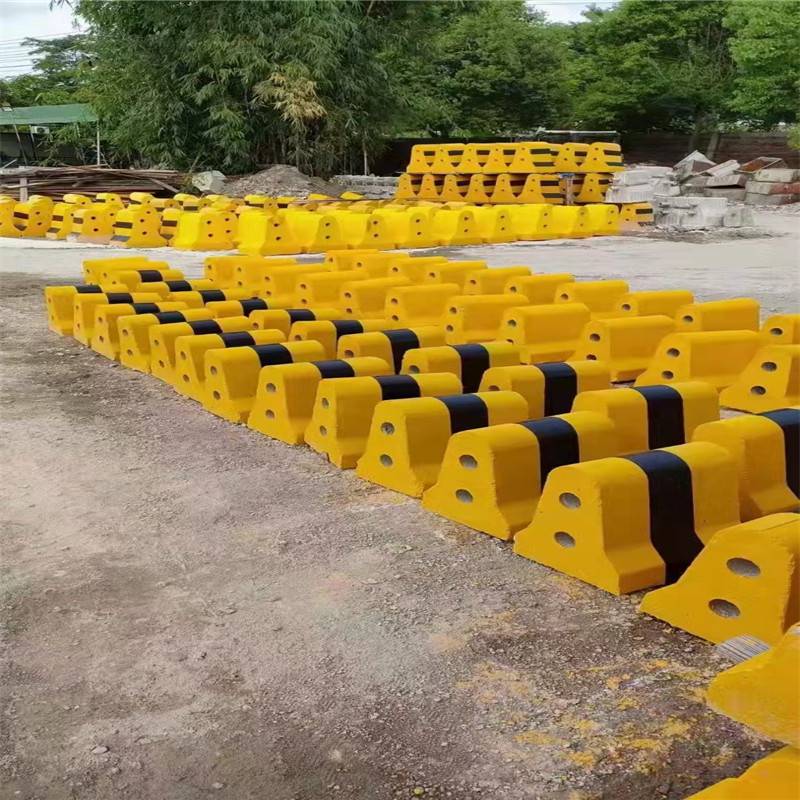 水泥隔离墩 高速公路收费站防撞墩 混凝土安全分隔石马