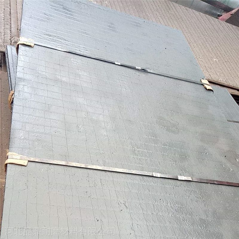 陈合成站在印着自己照片的5×10平方米的宣传牌下