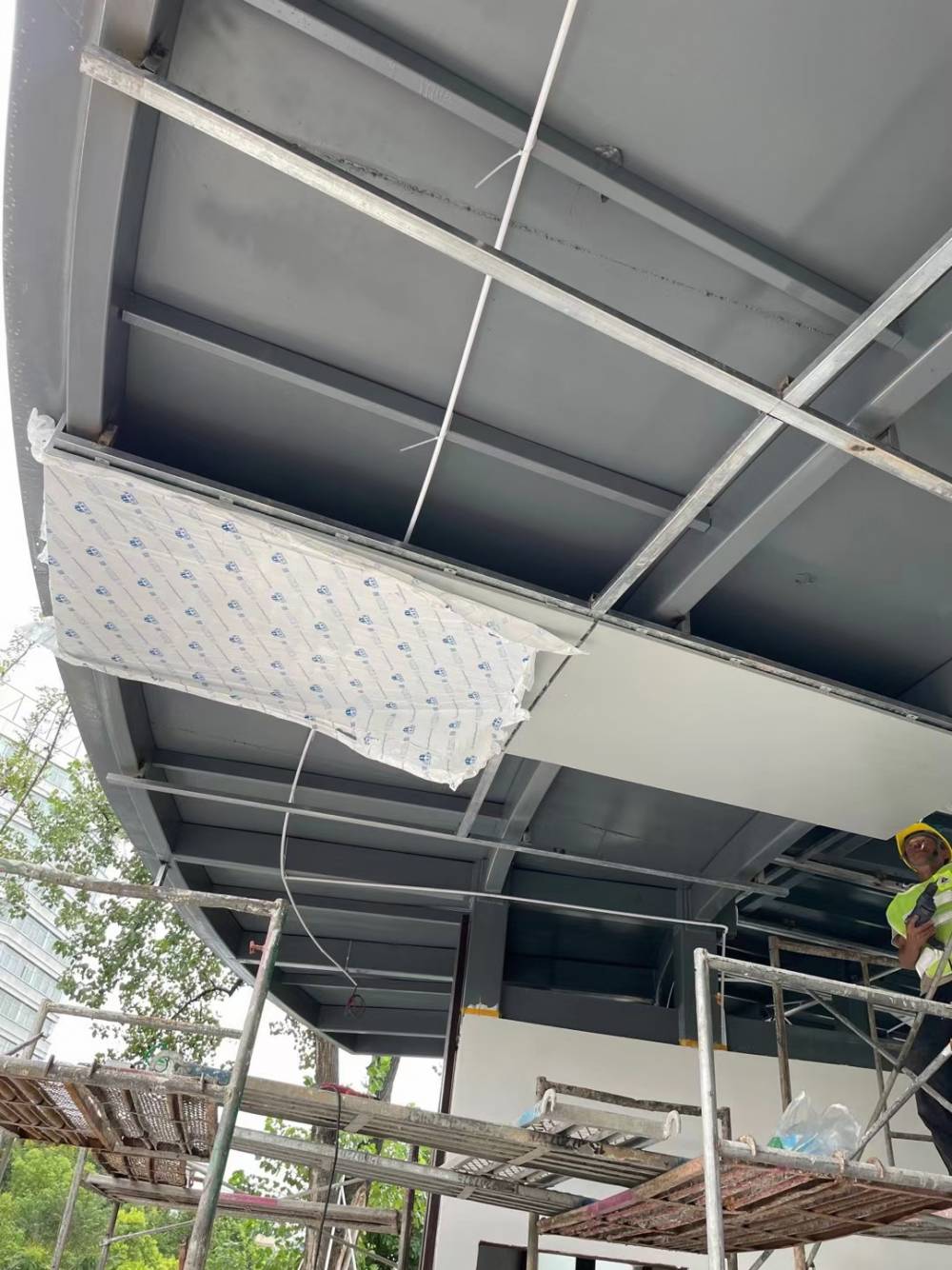 冲孔铝单板施工现场安装实景拍摄图片