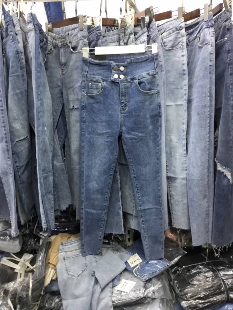 牛仔裤,童装2-10元批发,中老年,男装等,更多的新款加 微