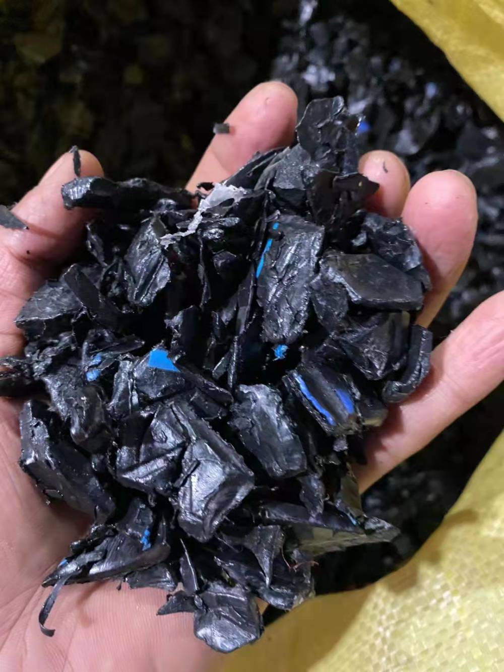 大量购销各种管道 蓝桶 机油壶破碎料 毛料 废料形态片状颜色杂色是否