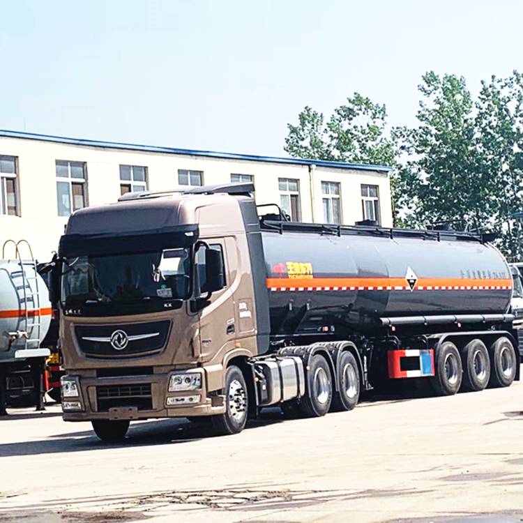 玉柴东特31吨8类危险品氢氧化钠运输空气悬挂钢塑半挂车