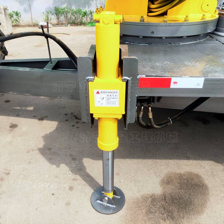 四驱农用拖拉机随车吊 双液压支腿平板车 加装8吨自制旋转吊***拖拉机