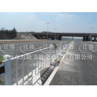 供应新型环保钢质道路交通隔离护栏