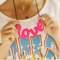 B89多彩熒光色超大LOVE牌玩味時(shí)尚假領(lǐng)子項(xiàng)鏈頸鏈