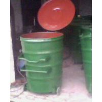 环卫绿色圆形铁皮大垃圾桶，垃圾车挂车铁板大垃圾桶价格，厂家定制铁皮环卫垃圾桶