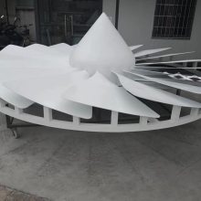 峣