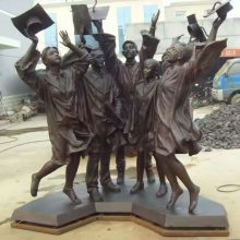 公园景观玻璃钢铸铜雕大学生造型塑像扔博士帽模型学校学生形象摆件