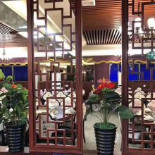 重庆酒店隔断用木纹色铝窗花