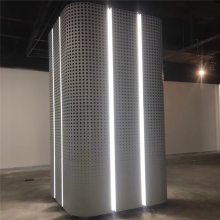 峣
