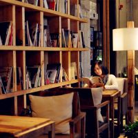 定制漫咖啡厅实木落地书架复古简易原木书柜loft老榆木松木置物架