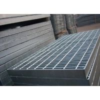 平台踏步板是采用扁钢和麻花钢的结合体，其型号G325/30/70居多安平秉德为您提供优质钢格板~~~